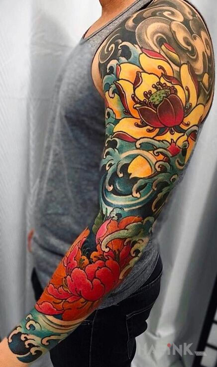 Tattoo Japonia zawitała na rękę in colorful motif and japanese / irezumi style on the upper arm