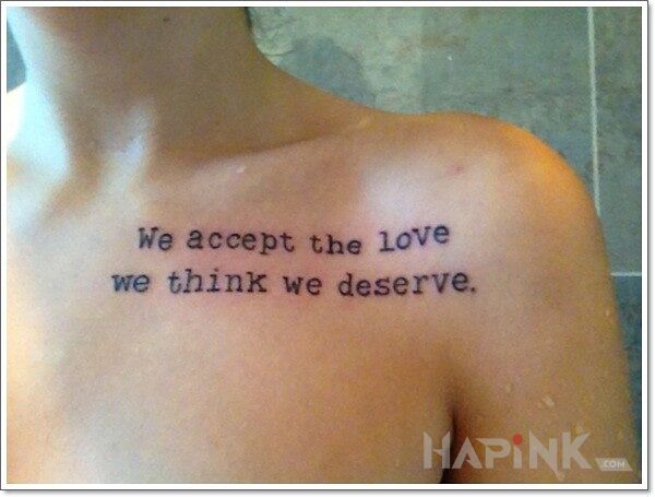 Tattoo Napis in lettering motif on the collarbone