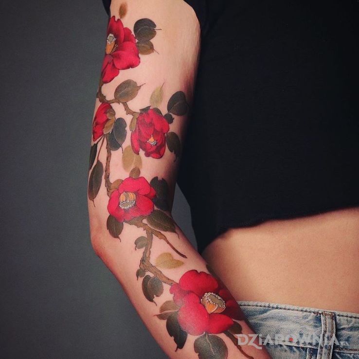Tatuaż czerwone kwiaty w motywie kolorowe i stylu realistyczne na przedramieniu