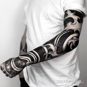 Tatuaż Czarna robota na ramieniu motyw: rękawy styl: blackwork / blackout
