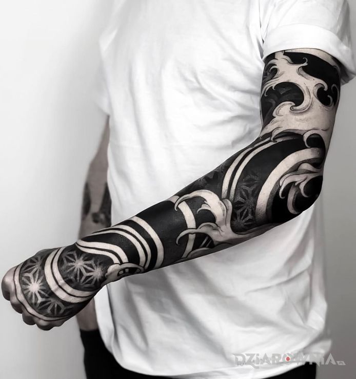 Tatuaż czarna robota w motywie rękawy i stylu blackwork / blackout na przedramieniu