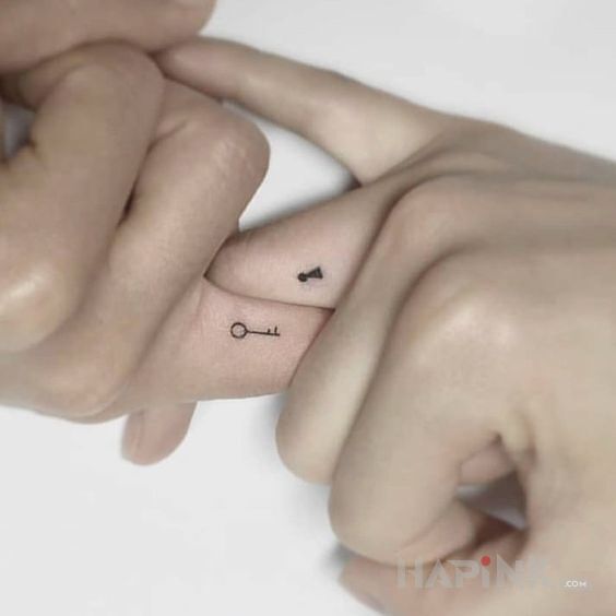 Tattoo Maciupkie tatuaże in Love motif and minimalistic style on the fingers