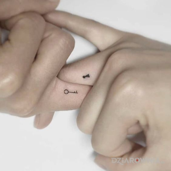 Tatuaż maciupkie tatuaże w motywie miłosne i stylu minimalistyczne na palcach