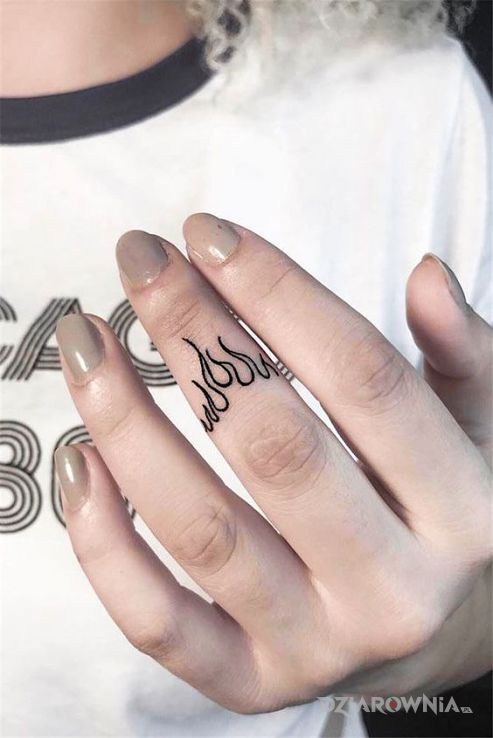 Tatuaż płomienie w motywie pozostałe i stylu minimalistyczne na palcach