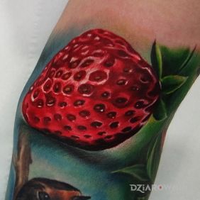 Tatuaż Truskawa na ramieniu motyw: 3D