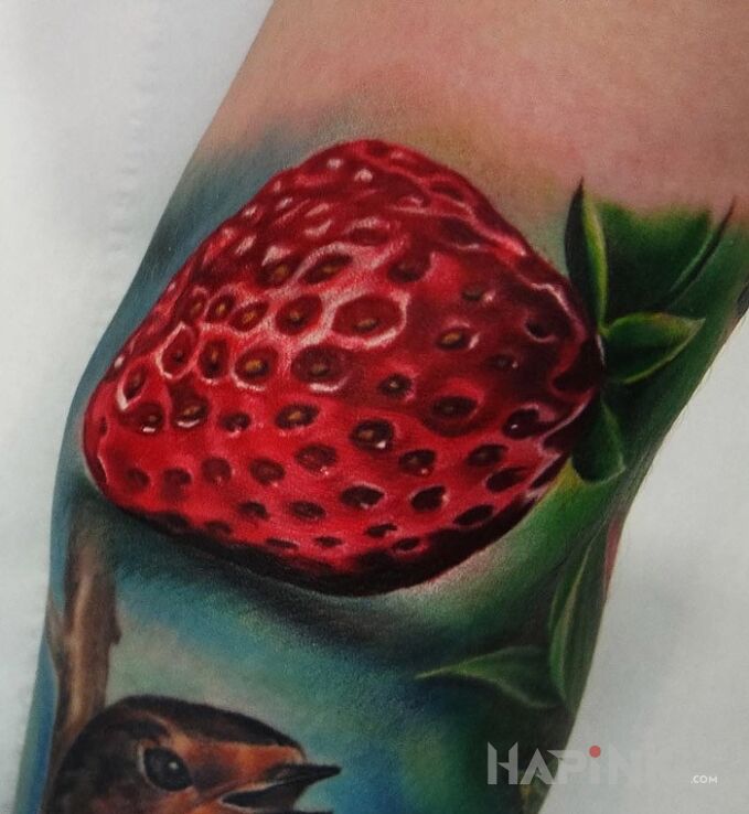 Tattoo Truskawa in 3D motif on the upper arm