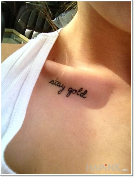 Tattoo Stay gold in lettering motif on the collarbone