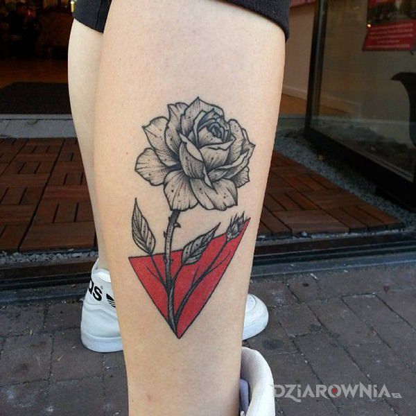 Tatuaż róża z czerwonym trójkątem w motywie kwiaty i stylu graficzne / ilustracyjne na łydce