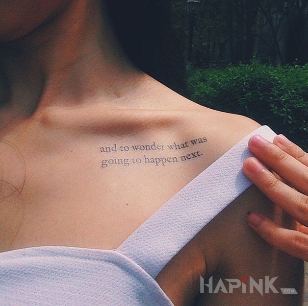 Tattoo Co bedzie dalej? in lettering motif and calligraphy style on the collarbone
