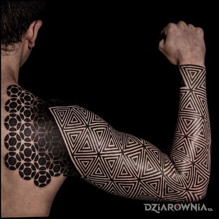 Tatuaż trójkąty w motywie czarno-szare i stylu geometryczne na przedramieniu