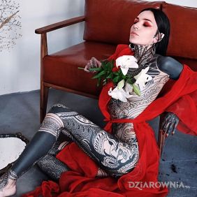 Tatuaż Kompleksowo wytatuowana na przedramieniu motyw: czarno-szare styl: blackwork / blackout