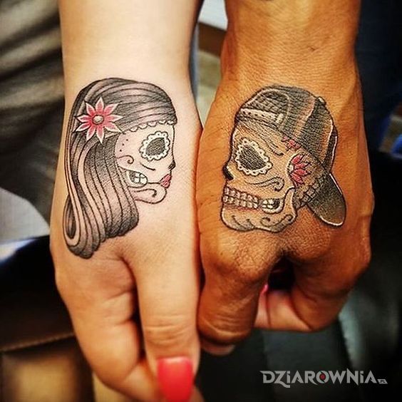 Tatuaż mexicana skulls w motywie miłosne i stylu graficzne / ilustracyjne na dłoni