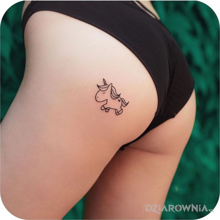 Tatuaż unicorn w motywie zwierzęta i stylu kontury / linework na pośladkach