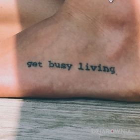 Tatuaż Get busy living na stopie motyw: napisy styl: kaligrafia