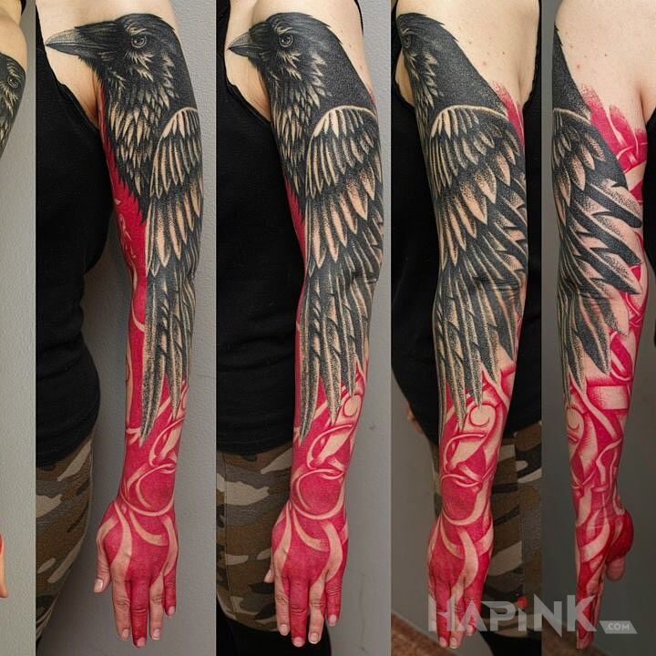 Tattoo Ogromny kruk in sleeves motif and graphic / illustrative style on the upper arm