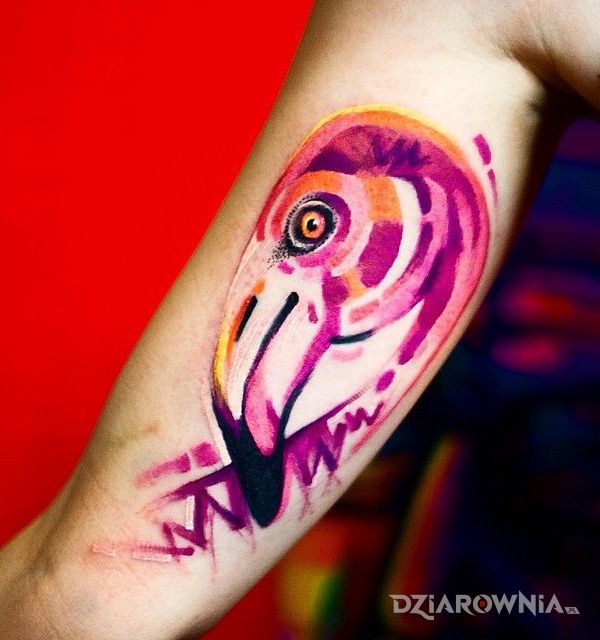 Tatuaż flamingo w motywie zwierzęta na ramieniu