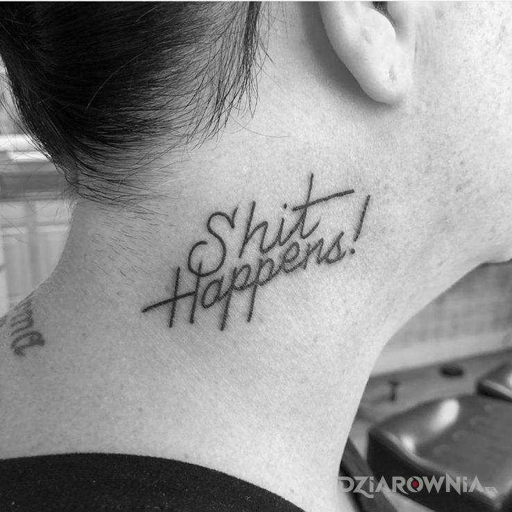 Tatuaż shit happens w motywie napisy i stylu kaligrafia na szyi