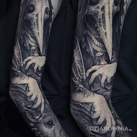 Tatuaż Plauge doctor na ramieniu motyw: postacie styl: graficzne / ilustracyjne