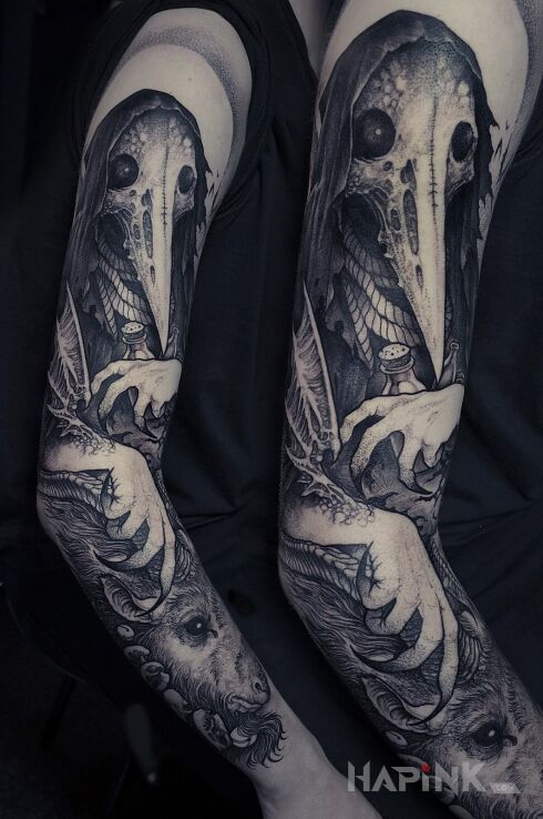 Tattoo Plauge doctor in 3D motif and graphic / illustrative style on the upper arm