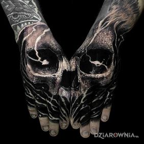 Tatuaż Składana czaszka na palcach motyw: czaszki styl: blackwork / blackout