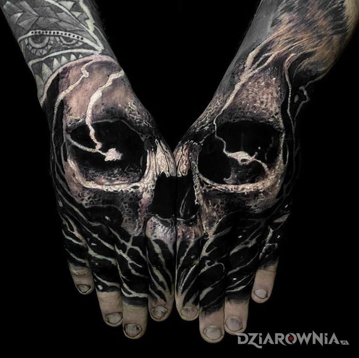 Tatuaż składana czaszka w motywie czaszki i stylu blackwork / blackout na nadgarstku