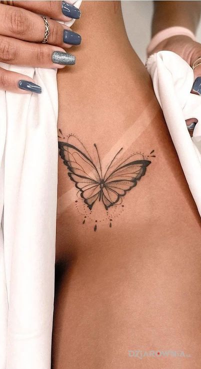 Tatuaż czarny motyl w motywie ornamenty i stylu graficzne / ilustracyjne na brzuchu