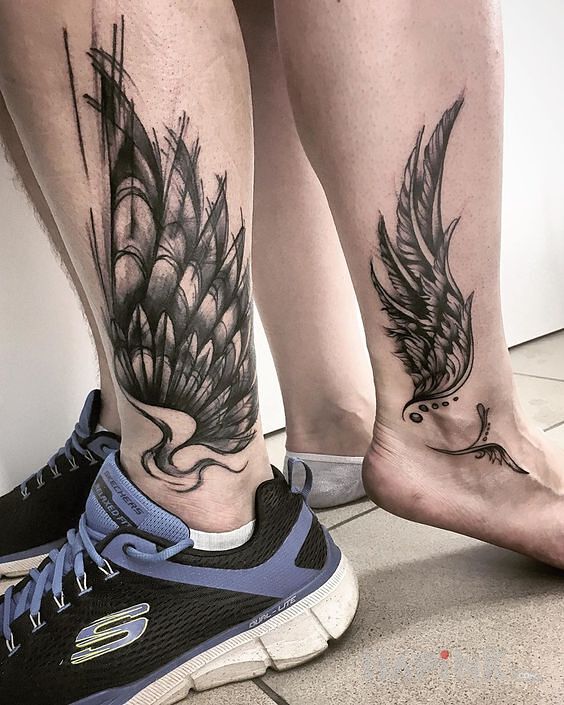 Tattoo Skrzydła in wings motif and sketch style on the leg