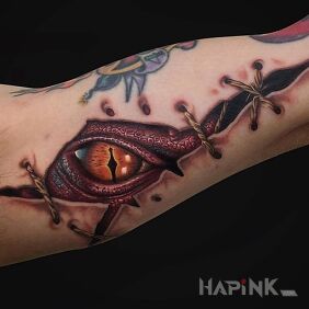 Tattoo Eye of the dragon on the upper arm motif: 3D