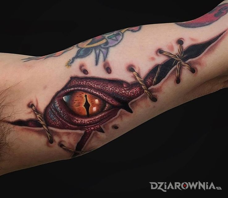 Tatuaż oko smoka w motywie 3D na ramieniu