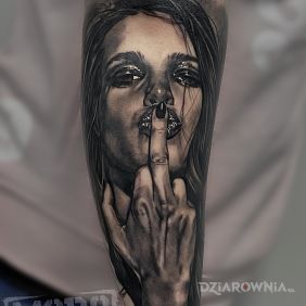 Tatuaż Pozdro :-) na przedramieniu motyw: twarze styl: realistyczne