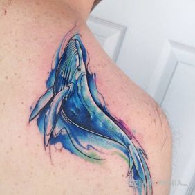 Tatuaż Waleń na łopatkach motyw: kolorowe styl: watercolor