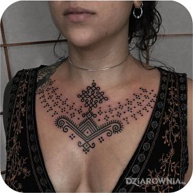 Tatuaż Tatuowany naszyjnik na obojczyku motyw: ornamenty styl: kontury / linework