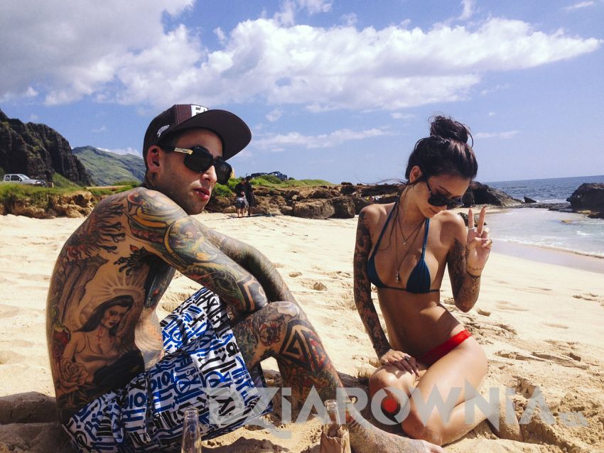 chłopak i dziewczyna z tatuażami na plaży