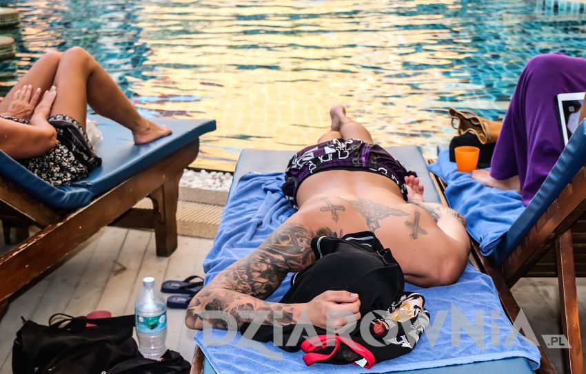osoba z tatuażami na basenie