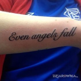 Tatuaż Even angels fall na przedramieniu motyw: napisy