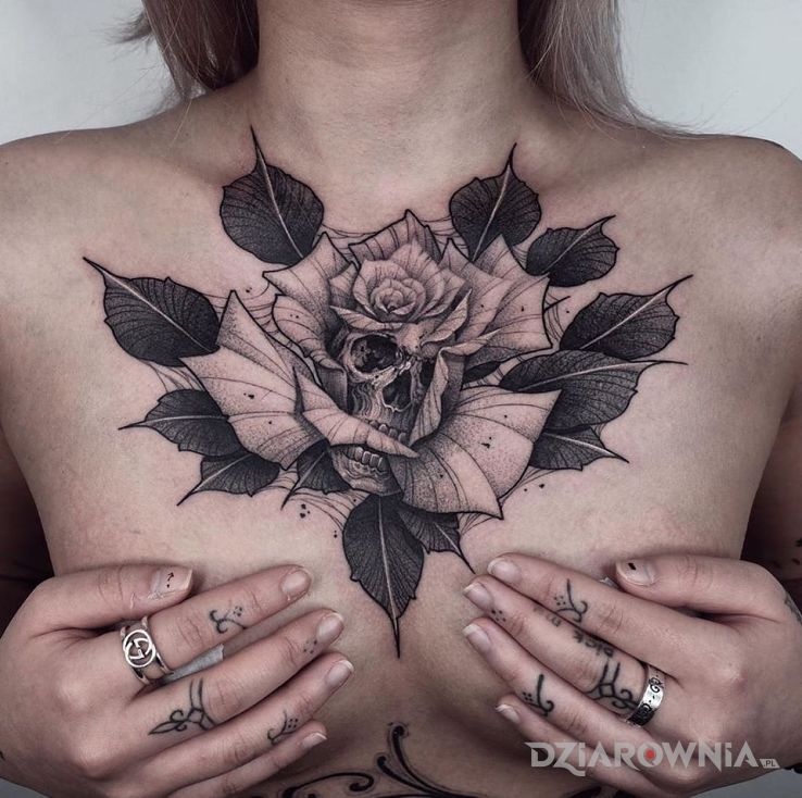 Tatuaż czaszka w róży w motywie 3D i stylu realistyczne na klatce