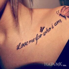 Tattoo Love me for who I am on the collarbone motif: lettering