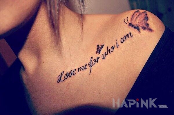 Tattoo Love me for who I am in lettering motif on the collarbone
