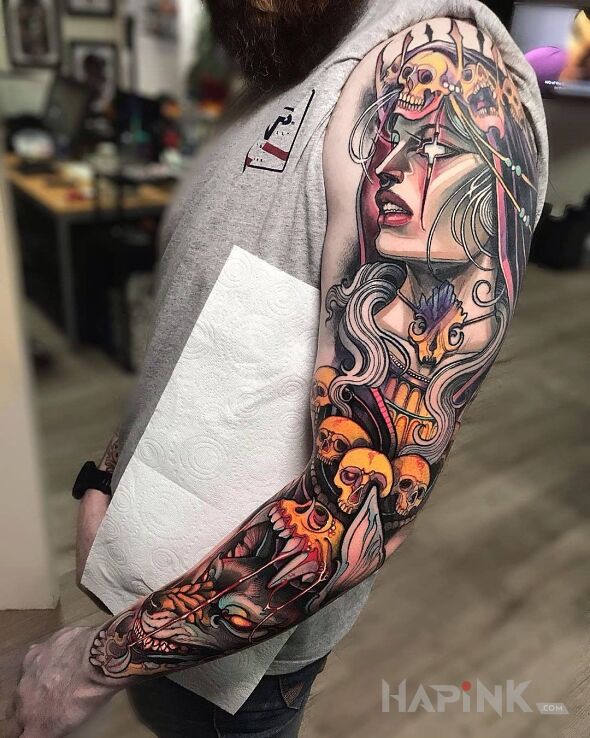 Tattoo Neotradycyjna wiedźma in faces motif and neo-traditional style on the upper arm