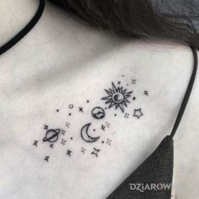 Tatuaż Mały kosmos na obojczyku motyw: kosmos styl: minimalistyczne