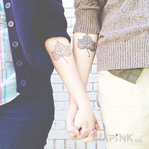 Tattoo Dwa listki in flowers motif on the forearm