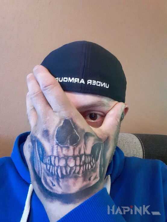Tattoo Taki sobie in skulls motif and realistic style on the hand
