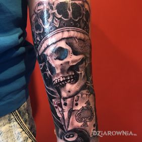 Tatuaż Czacha na przedramieniu motyw: przedmioty styl: realistyczne