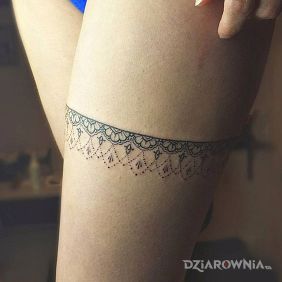 Tatuaż Minimalistyczny wzór na nodze motyw: pozostałe