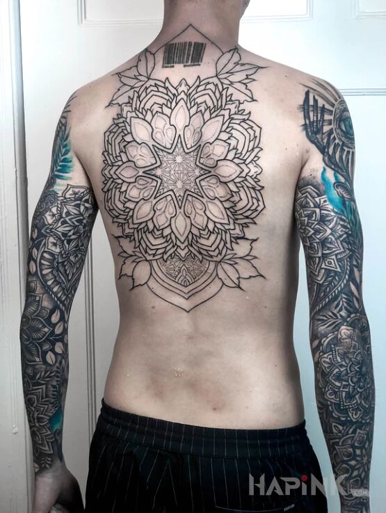 Tattoo 2 rękawy i pierwsza sesja pod "cover" starego kodu kreskowego in mandalas motif and contour / linework style on the back
