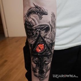 Tatuaż Smocze oczko na przedramieniu motyw: zwierzęta styl: realistyczne