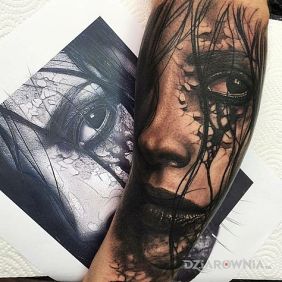 Tatuaż Dobry portret na przedramieniu motyw: czarno-szare styl: realistyczne