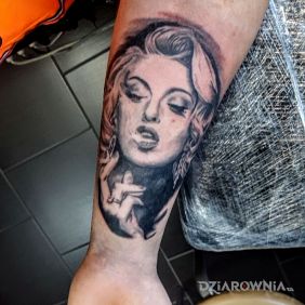 Tatuaż Marilyn Monroe na przedramieniu motyw: czarno-szare styl: realistyczne