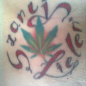 Tattoo Respect the green on the stomach motif: colorful