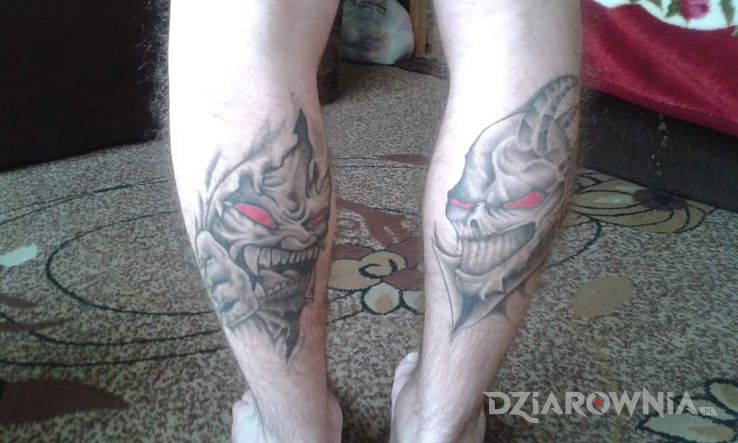 Tatuaż dwa gryzonie w motywie demony na łydce
